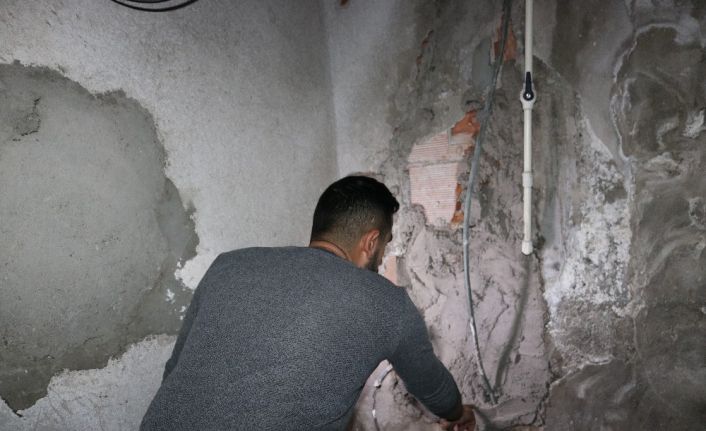 Duvarı delip iş yerine girdiler, 60 bin liralık elektronik cihazları çalıp kayıplara karıştılar
