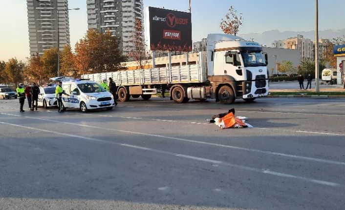 (Düzeltme) - Mesaiye yetişmeye çalışan kadın motosiklet çarpması sonucu öldü