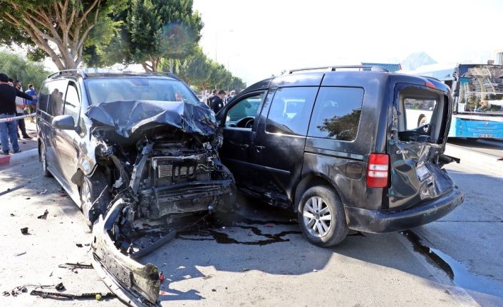 Ehliyetine süresiz el konulan sürücü kırmızı ışıkta bekleyen araçları biçti: 6 yaralı