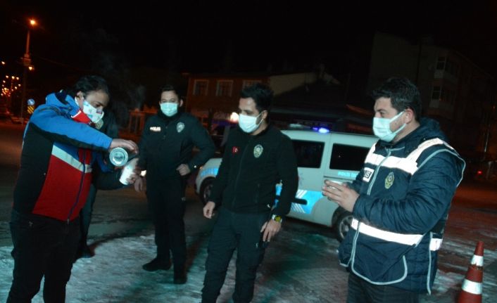 Eksi 10 derecede görev başındaki polislere vatandaşlar çay ikram etti