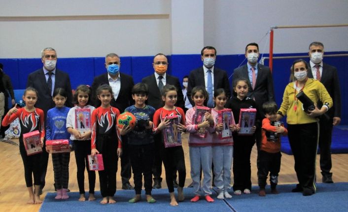 Elazığ protokolü biten ve yapımı süren spor tesislerini inceledi