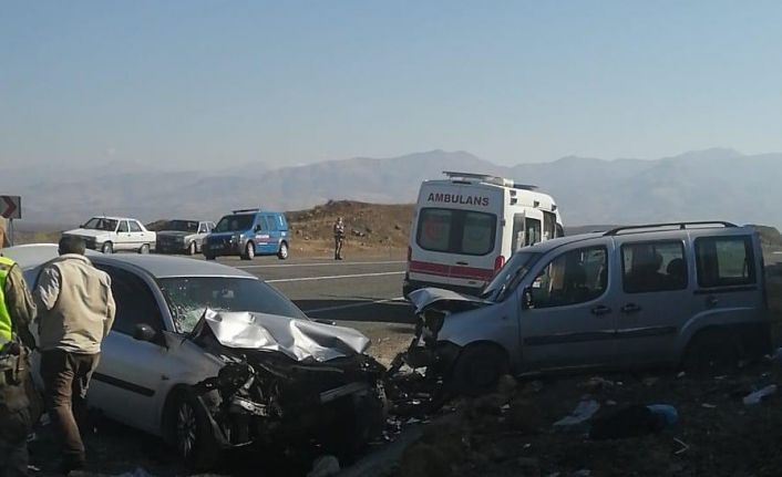 Elazığ’da araçlar kafa kafaya çarpıştı: 1 çocuk öldü, 7 kişi yaralandı