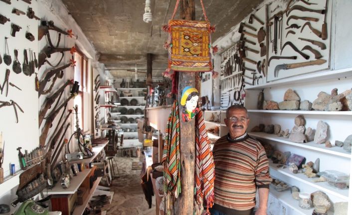 Emekli öğretmen 50 yıldır topladığı antika eşyalarla evini müze haline getirdi