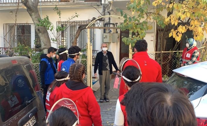 Emekli öğretmenleri unutmadılar