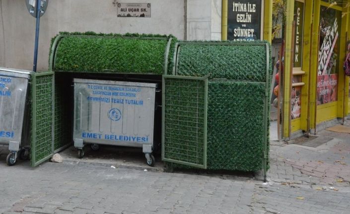 Emet’te çöp konteynerleri yeşile büründü