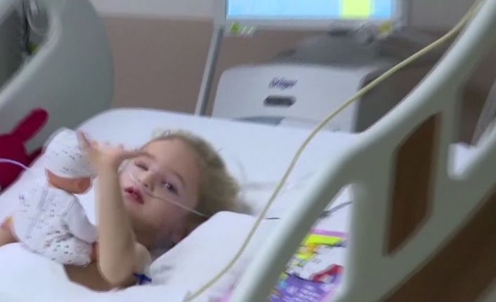 Enkazdan 65 saat sonra çıkarılan Aydınlı Elif Bebek annesine el salladı