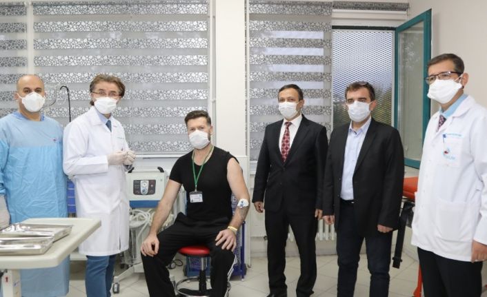Erciyes Üniversitesi’nde Covid-19’a karşı geliştirilen ERUCOV-VAC aşı adayının ilk dozu gönüllülere yapıldı
