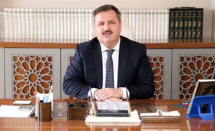 Erzincan İl Müftüsü Burhan Çakır: “Kuşkusuz, ilk emri “oku” olan bir dinin mensupları olarak öğretmenlerimizin üstlendiğiniz kutsal vazifenin değerinin idrakindeyiz”