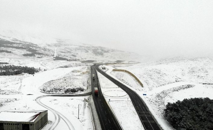 Erzincan - Sivas kara yolunda kar yağışı sürücülere zor anlar yaşattı