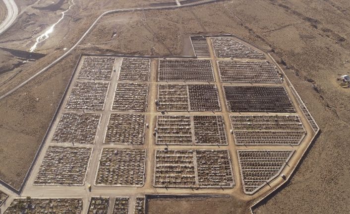 Erzurum’da mezarlıkta kış hazırlığı