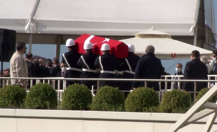 Eski Başbakan Mesut Yılmaz, Marmara Üniversitesi İlahiyat Fakültesi Camii’nde düzenlenen cenaze töreniyle son yolculuğuna uğurlanıyor.