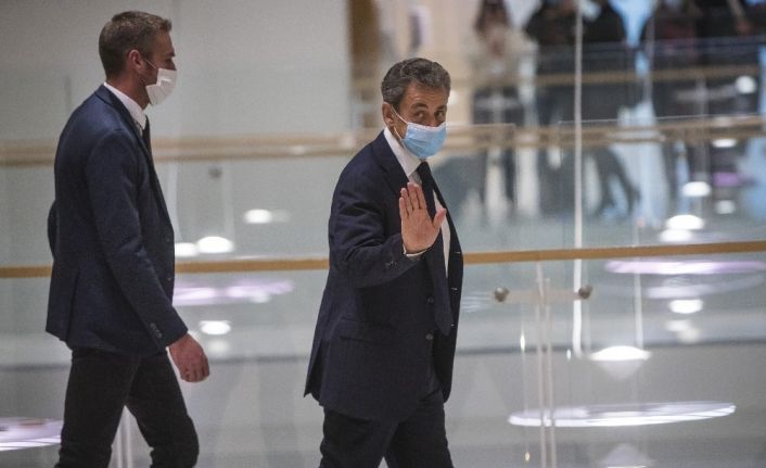 Eski Fransa Cumhurbaşkanı Sarkozy’nin yolsuzluk davası ertelendi