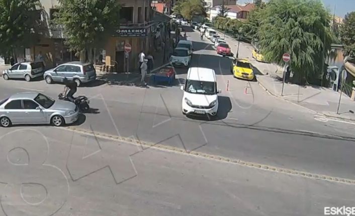 Eskişehir’de kaza anı MOBESE kamerasına yansıdı