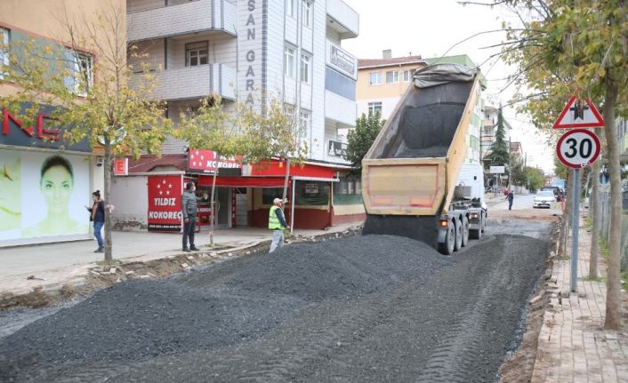 Gebze’de altyapı sonrası asfalt seriliyor