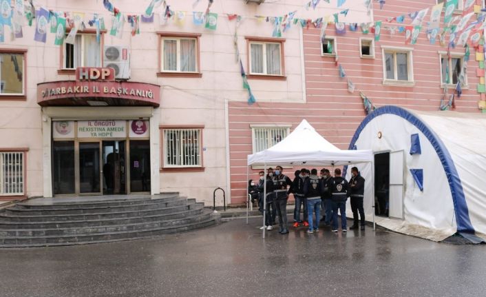 HDP binasından PKK’nın kaçırdığı çocukların bilgilerinin bulunduğu belgeler çıktı, aileler tepki gösterdi