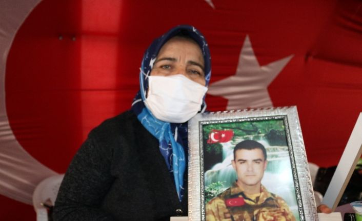 HDP önünde evlat nöbetine devam eden Cennet Kabaklı: "Oğlumu almadan gitmeyeceğim"
