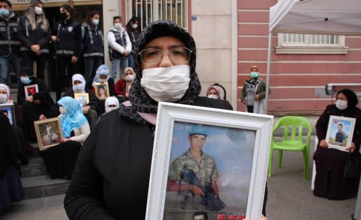 HDP önündeki aileler çocuklarına kavuşacakları anın hayaliyle nöbetlerine devam ediyor