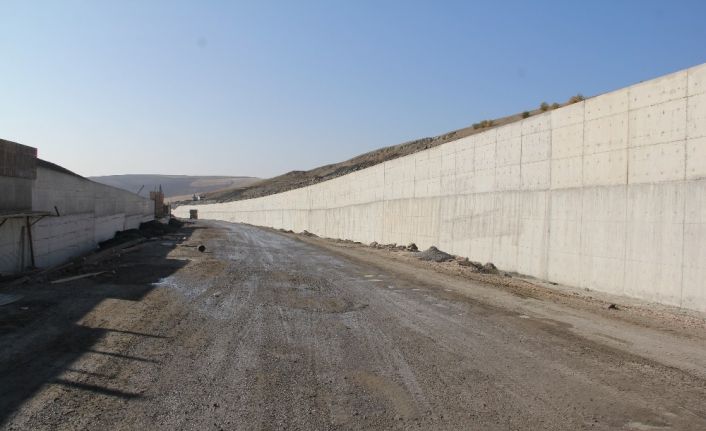 Heyelan nedeniyle kapanan yol trafiğe açılıyor
