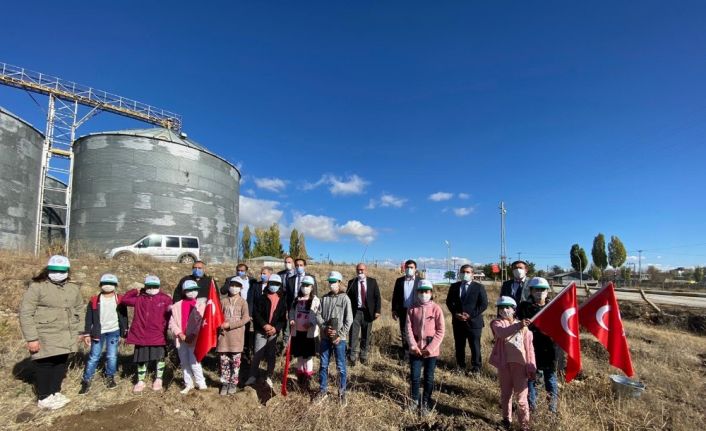 Horasan’da Geleceğe Nefes Projesi kapsamında 300 fidan toprakla buluştu