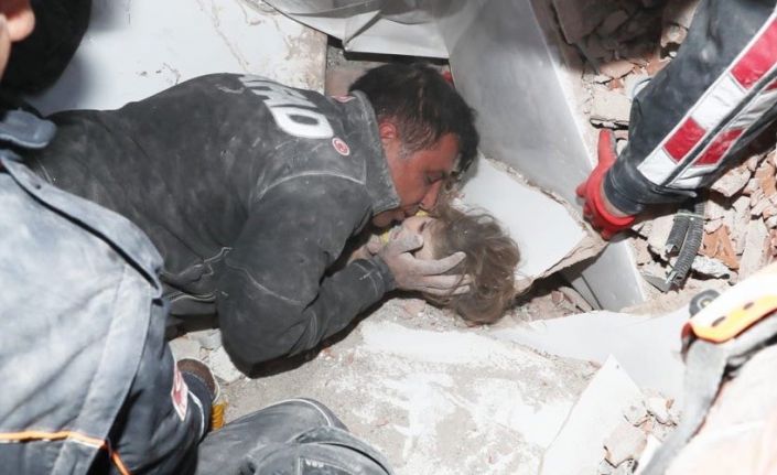 İletişim Başkanı Altun:"Hep birlikte kocaman bir umuda sımsıkı sarılıyoruz. Bugün de yüreklerimiz, 91 saat sonra kurtarılan 4 yaşındaki Ayda kızımızın müjdesiyle ısındı. Kurtarma ekiplerimiz büyük bir inançla tarih yazıyorlar. Allah’ım sana şükürler 