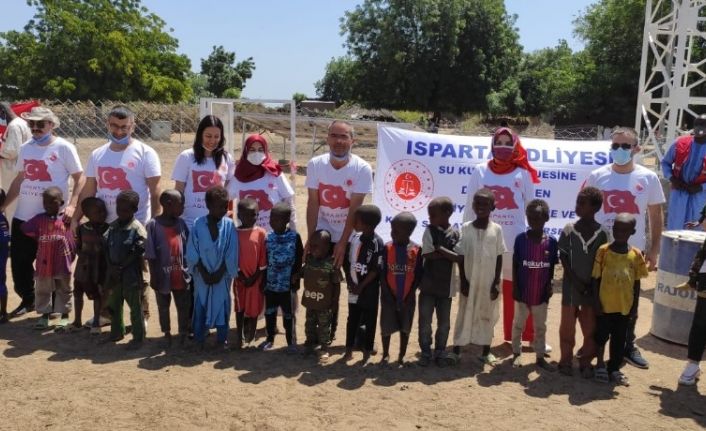 Isparta Adliyesi çalışanları Afrika’da günlük 5 bin kişinin ihtiyacını karşılayacak su kuyusu açtırdı