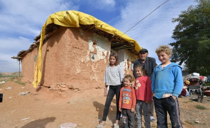 Isparta Belediyesi’nden zor şartlar altında yaşayan 7 kişilik aileye yardım eli