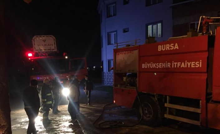 İtfaiye eri yangında yaralanırken, mahalleli virüse rağmen sokağa döküldü