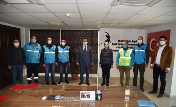 İzmir depremine ışık olan kahramanlara plaket