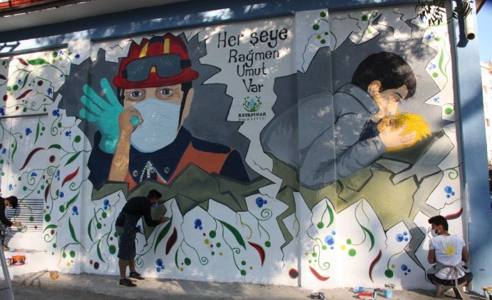 İzmir depreminin simgeleri Elif ve Ayda bebeğin resimleri Diyarbakır’da duvarlara çizildi