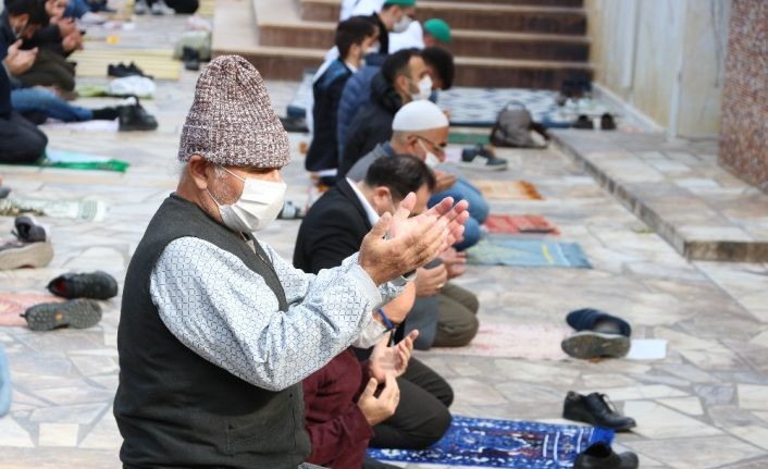 İzmir’de buruk cuma namazı