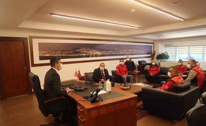 İzmir’den dönen Kartal Belediyesi arama-kurtarma ekipleri Başkan Gökhan Yüksel’i ziyaret etti