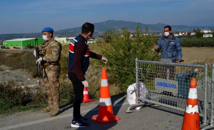 Karantina köyündeki vatandaşların ihtiyaçlarını jandarma karşılıyor