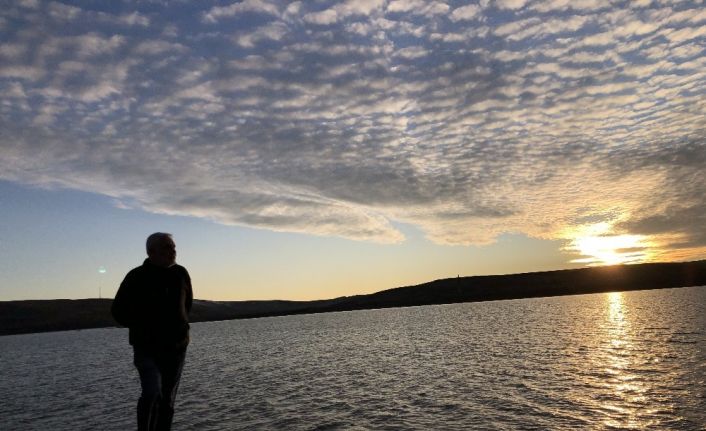 Kars Çayı gün batımında gökyüzünün rengini aldı