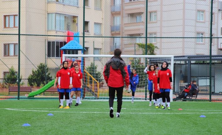 Kartal Belediyesi’nin 6 branşta verdiği spor eğitimleri devam ediyor