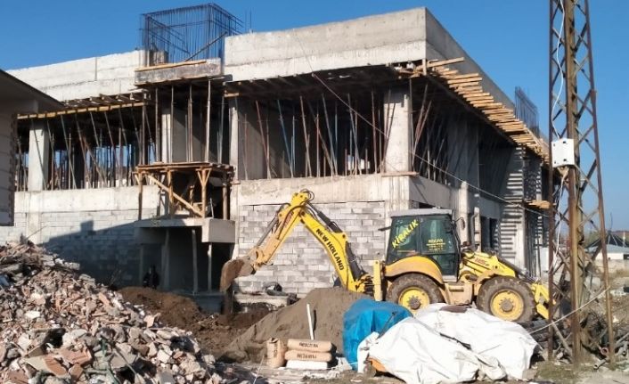 Kaymakam İlidi, inşaatı devam eden gençlik merkezinde incelemelerde bulundu