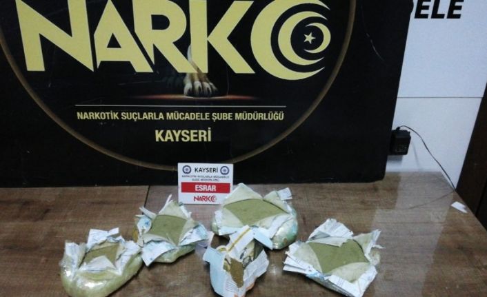 Kayseri’de aracın ses sistemi içerisinde 2 kilo 700 gram esrar yakalandı
