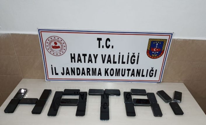 Kaza yapan araçtan 56 adet kaçak telefon çıktı