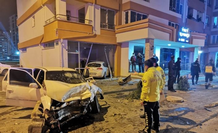 Kaza yapan otomobil dükkana girdi: 6 yaralı