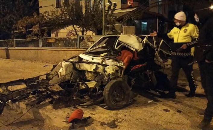 Kediye çarpmamak için canını hiçe saydı, önce çöp konteynerına ardından direğe çarptı