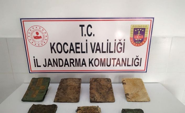 Kocaeli’de 7 adet tarihi İncil ve Tevrat ele geçirildi: 4 gözaltı