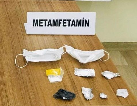 Kollarına taktıkları maskeden uyuşturucu çıktı