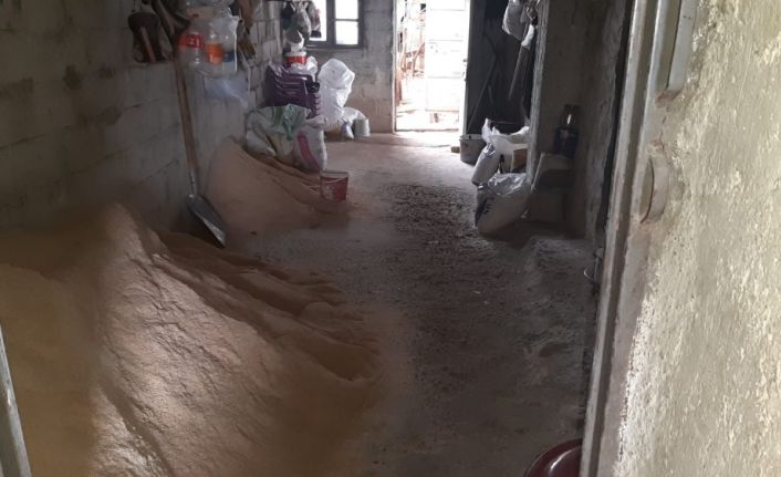 Komşusunun kapattığı su tahliye yolu nedeni ile evini su basıyor
