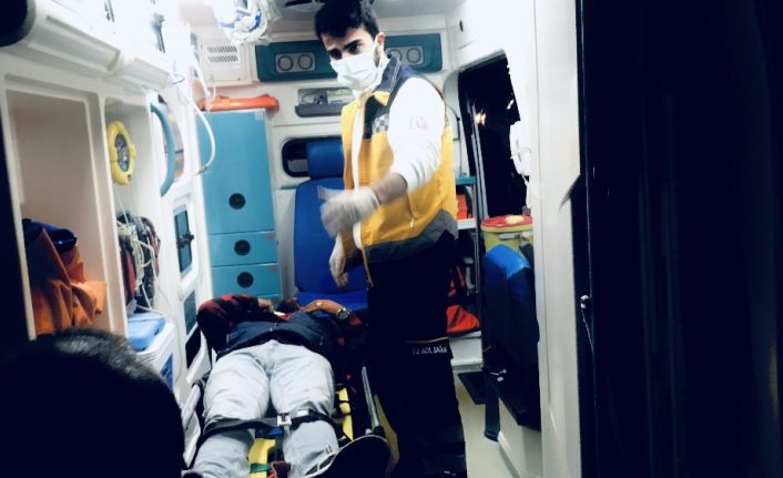 Kontrolden çıkan otomobil TIR’a yandan çarpıp karşı şeride uçtu: 2 yaralı