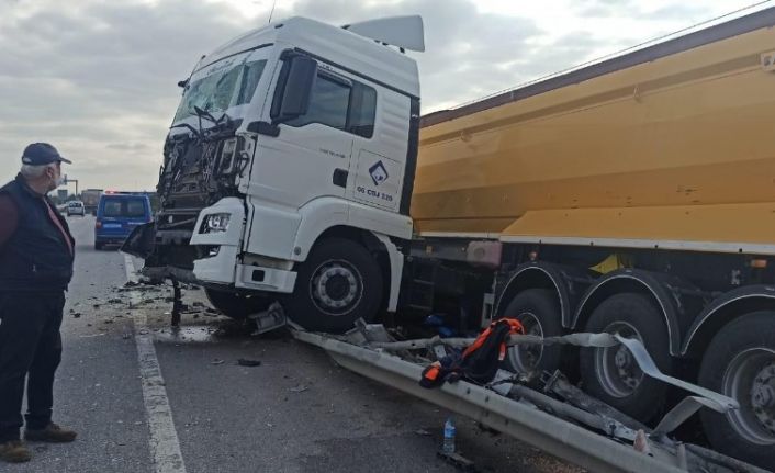 Kontrolden çıkan tır bariyerlere çarparak durabildi