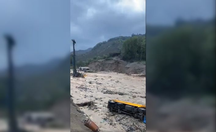 Köprü inşaatı şantiyesini sel vurdu, iş makineleri selde sürüklendi