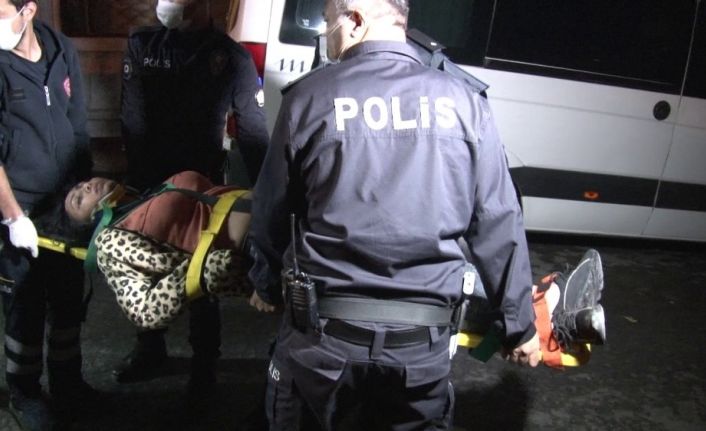 Korona partisi’ne düzenlenen baskında kaçmaya çalışan 2 kişi merdivenden düşerek yaralandı