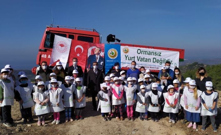 Kuşadası’nda 150 kızılçam fidanı toprakla buluştu