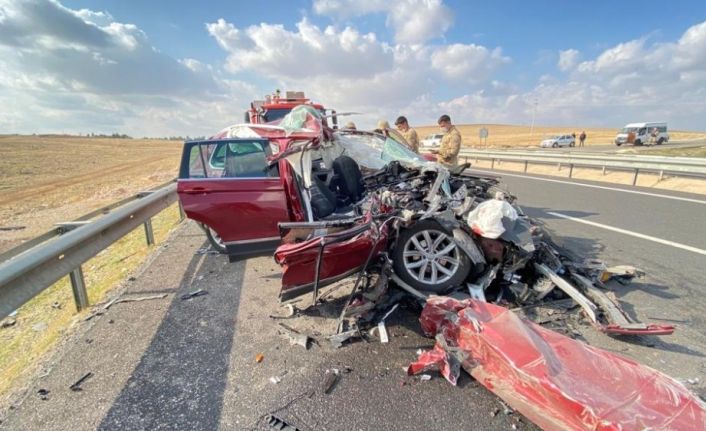 Lüks araç tıra arkadan çarptı: 4 yaralı