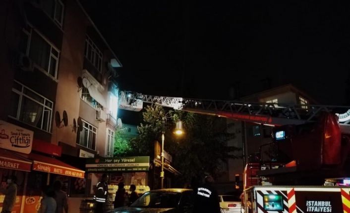 Maltepe’de üç katlı binada çıkan yangında can pazarı: 15 kişi kurtarıldı