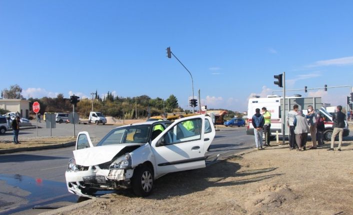 Manavgat ilçesinde ticari araç ile otomobil çarpıştı: 2 yaralı